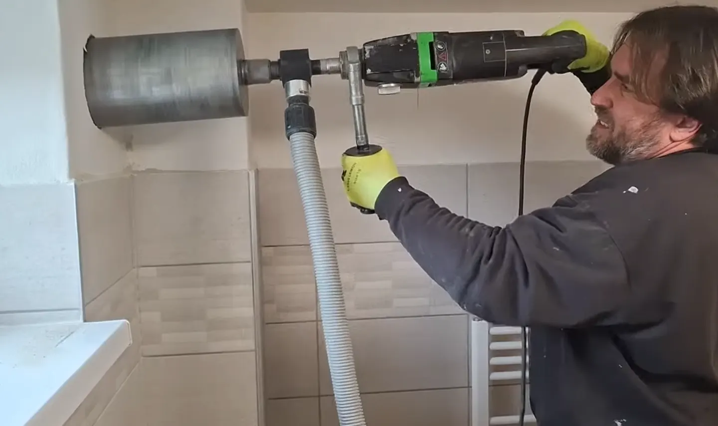 Jádrové vrtání obvodové stěny pro rekuperaci Meltem