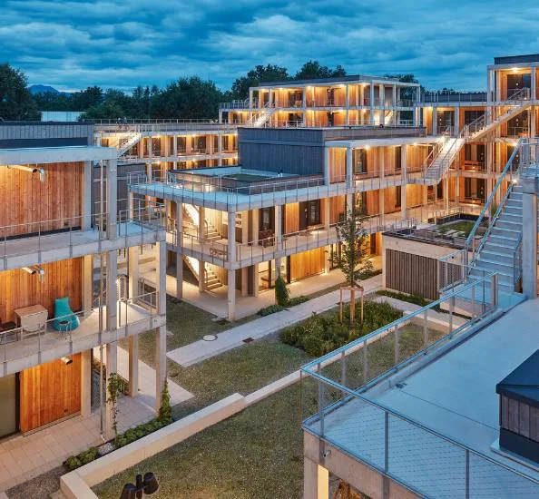 Campus Rosenheim - večerní pohled do vnitrobloku