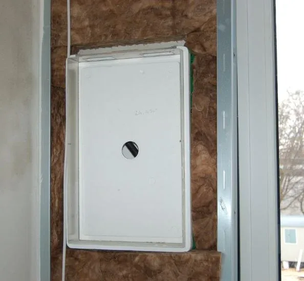 Připravený montážní box větrací jednotky Meltem v interiéru