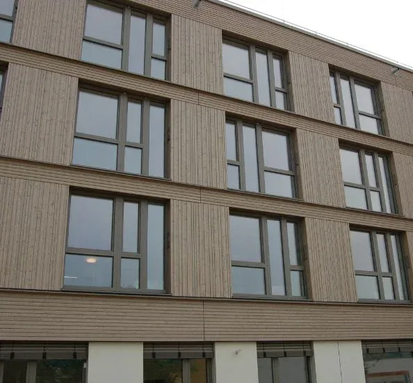 Dřevěná fasáda projektu Heidenheim se skrytým zakončením větrání