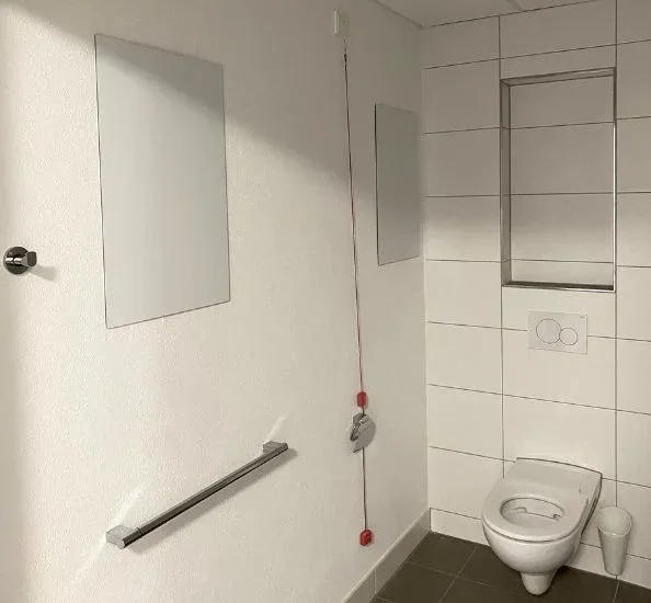 Dvě skrytě integrované jednotky Meltem v koupelně