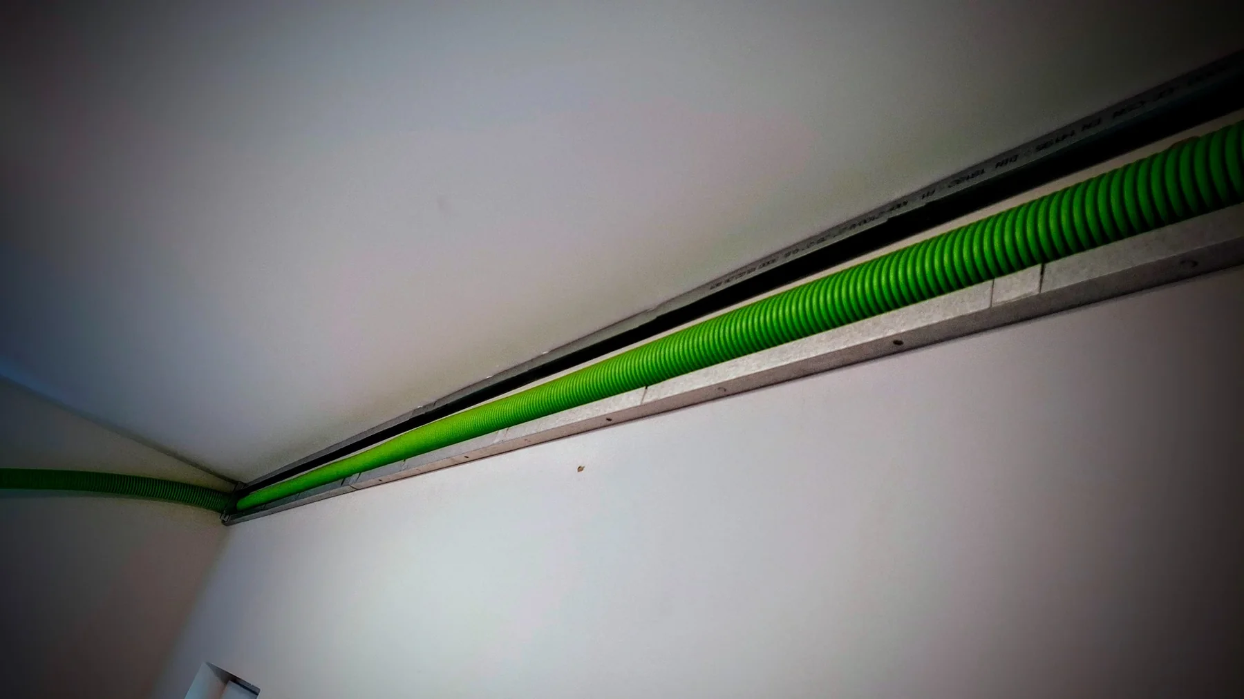 Dlouhá trasa potrubí SOL-FLEX pod stropem